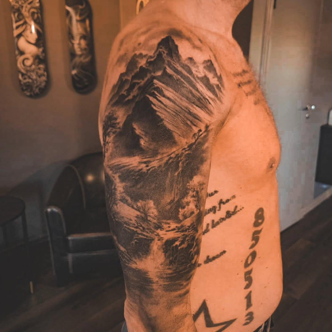 Tatouage montagne paysage cover-up épaule — gorestyles