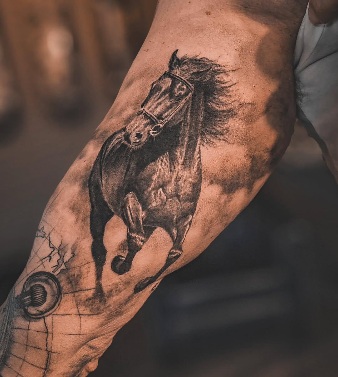 Tatouage cheval réaliste jambe — gorestyles