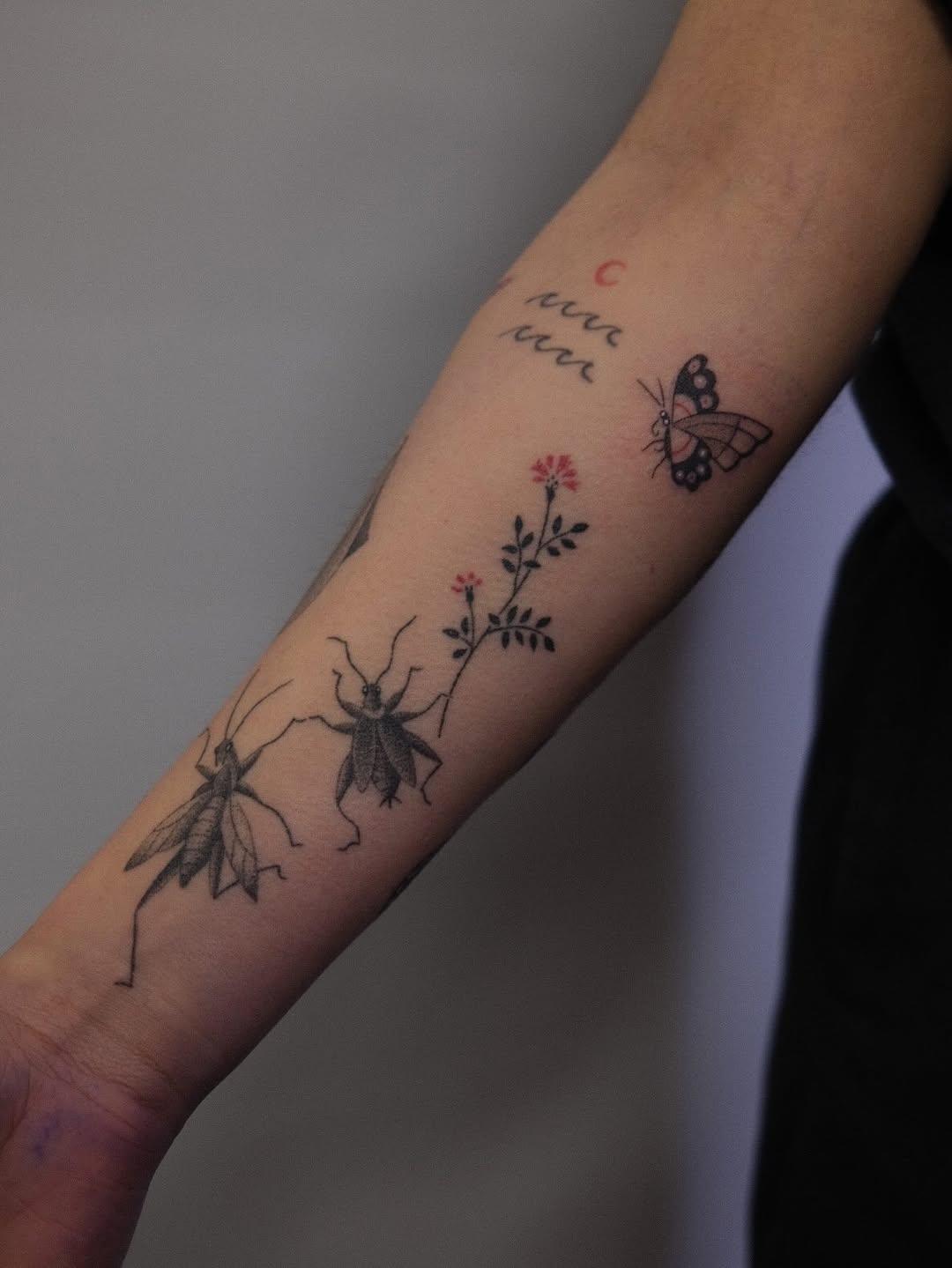Tatouage Insectes dansants et serpent cicatrisés — giulialaggiu