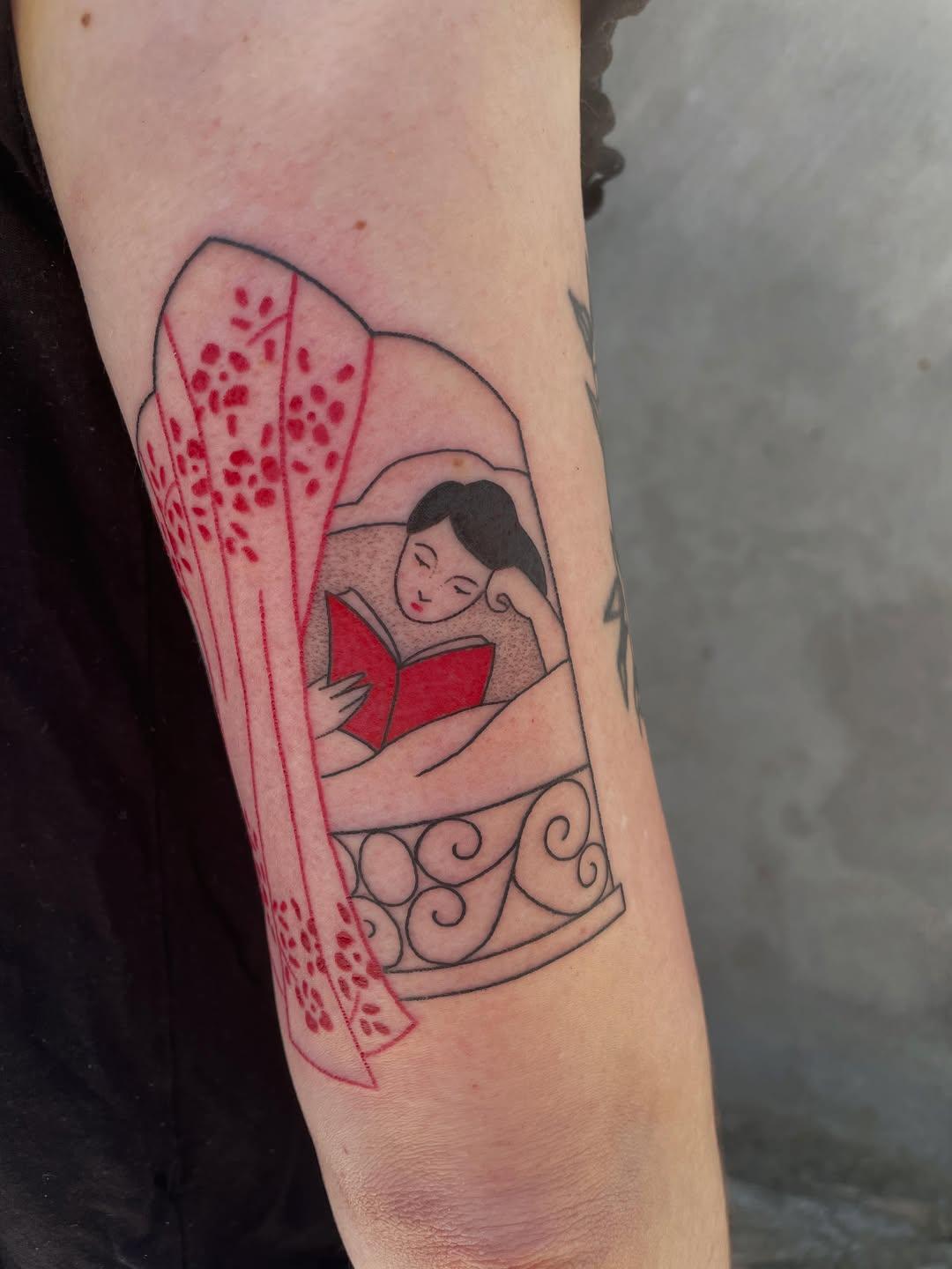Tatouage Portrait femme sous feuille rouge — giulialaggiu