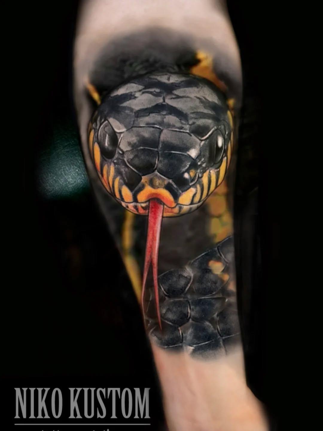 Tatouage serpent réaliste — nikokustomtattoo