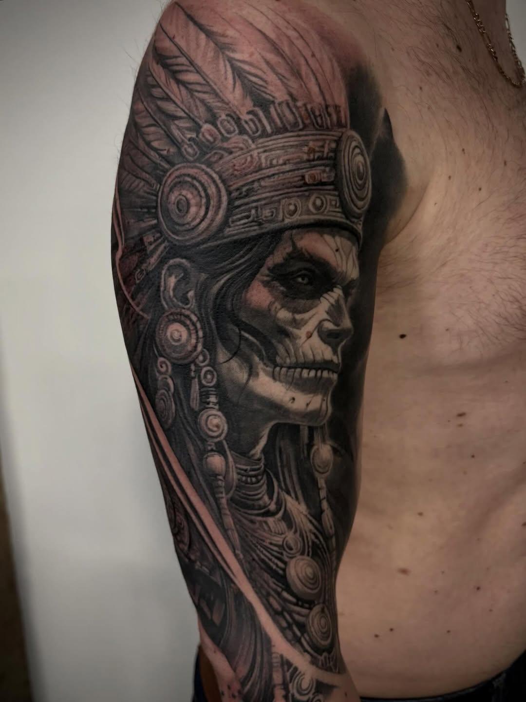 Tatouage Portrait crâne aztèque épaulé — teomilev