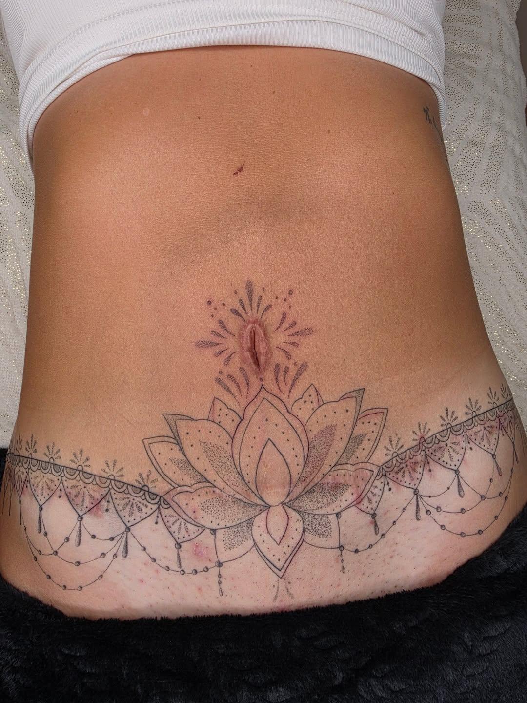 Tatouage fine line, partiellement cicatrisé — fanny_hell