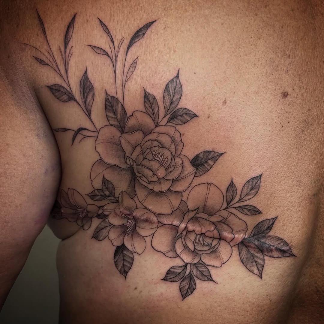 Tatouage de reconstruction, fine line floral — fanny_hell