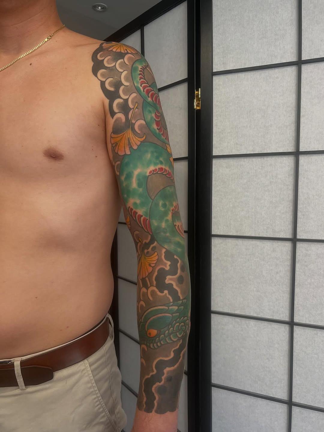 Tatouage Manchette motifs ornementaux et floraux — twix_irezumi