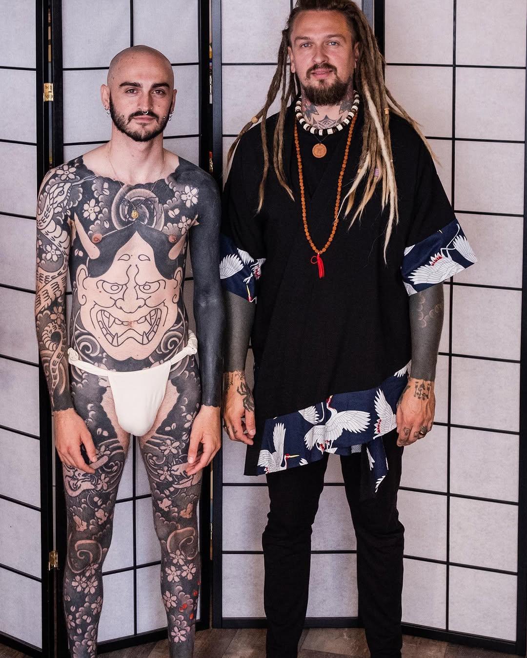 Tatouage Full body suit japonais avec motifs floraux — twix_irezumi