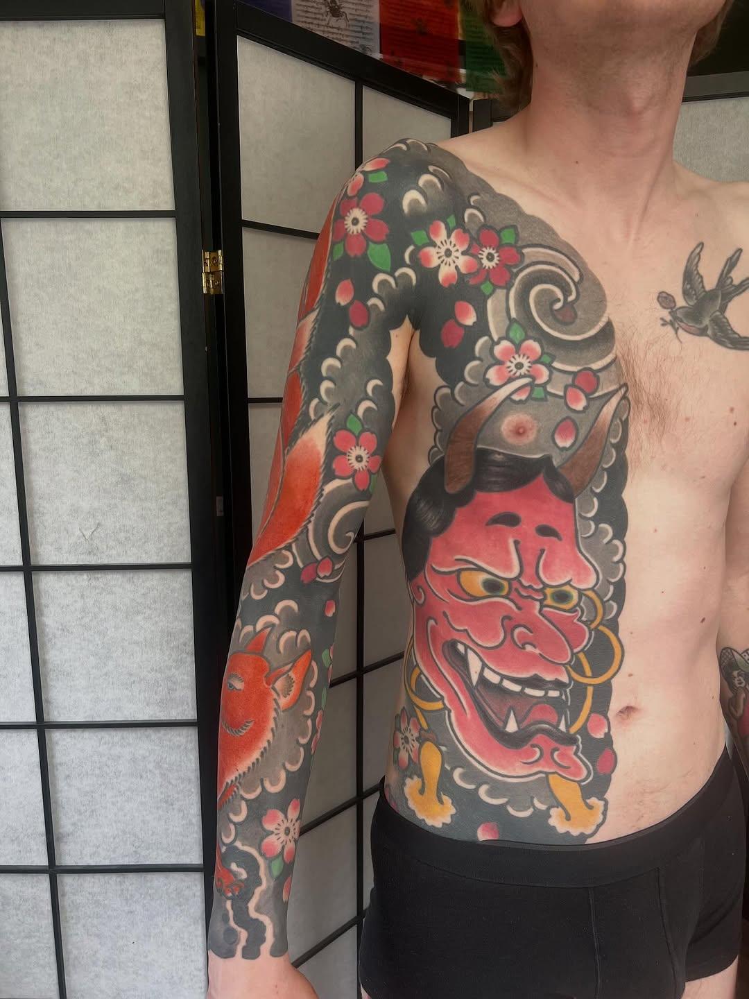 Tatouage Manchette oni et fleurs — twix_irezumi