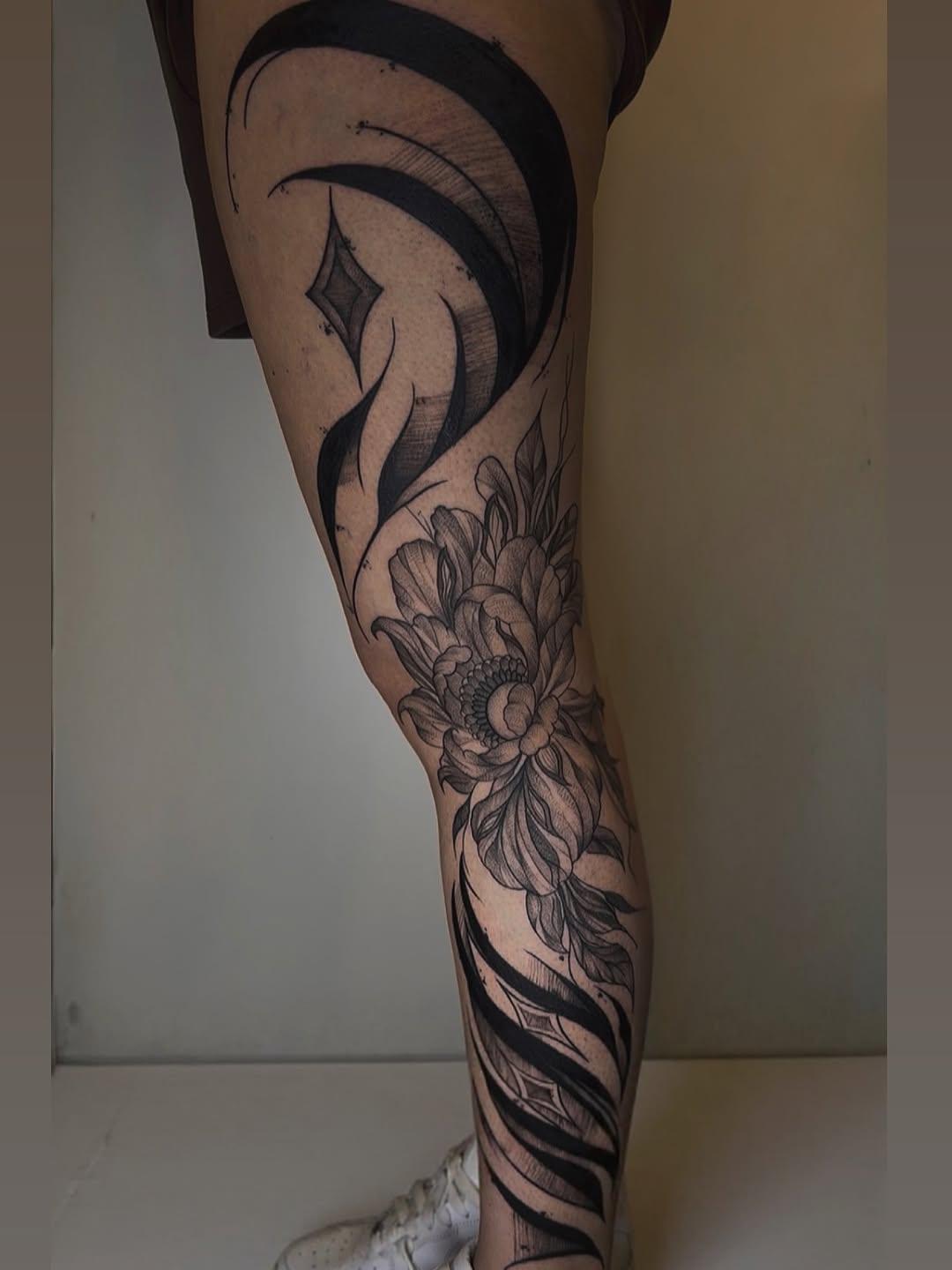 Tatouage jambe floral géométrique — sofunink