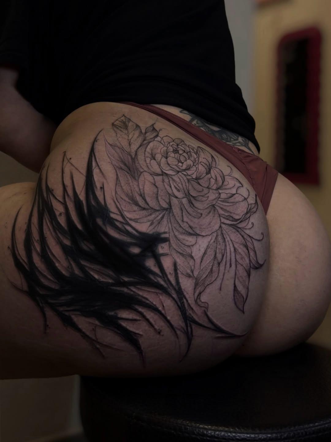 Tatouage bas dos motifs noirs — sofunink