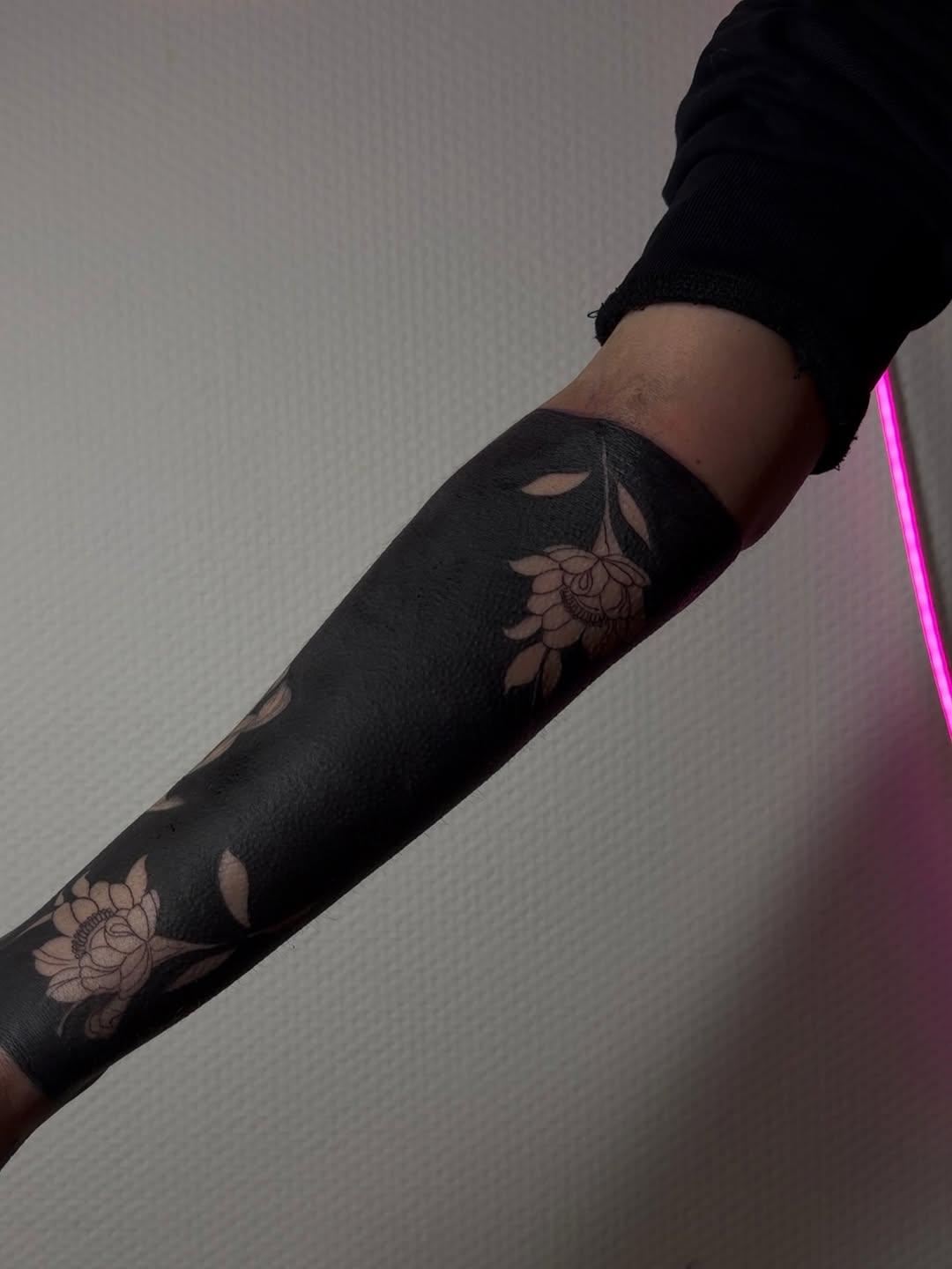 Tatouage bras full black floral — sofunink
