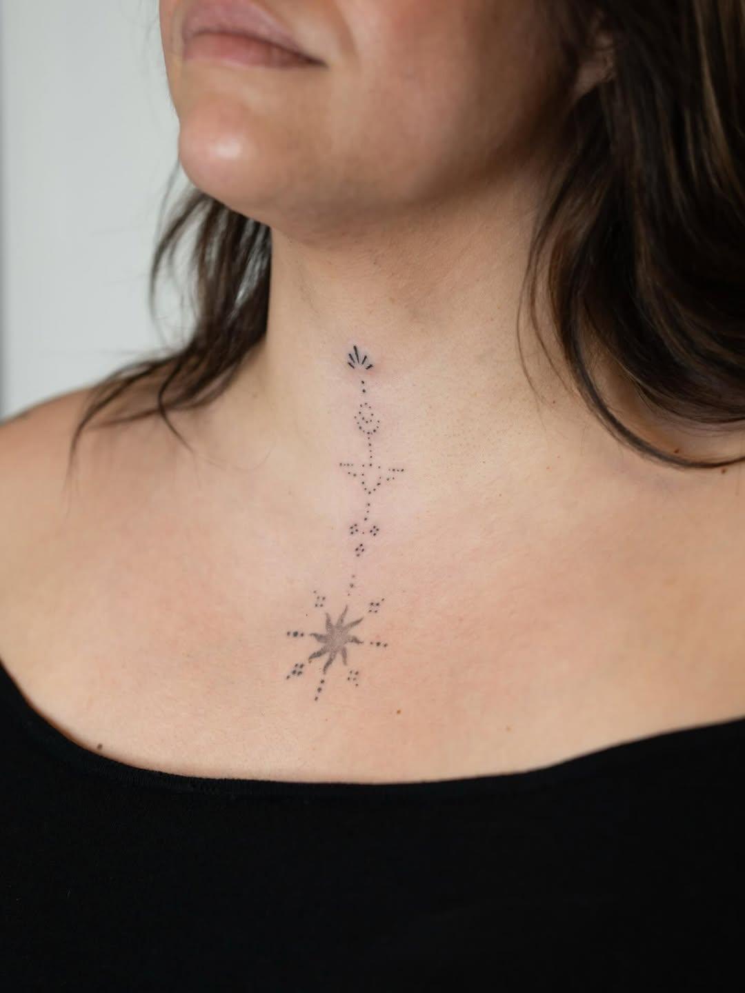 Tatouage ornements handpoke cou — densha_tattoo
