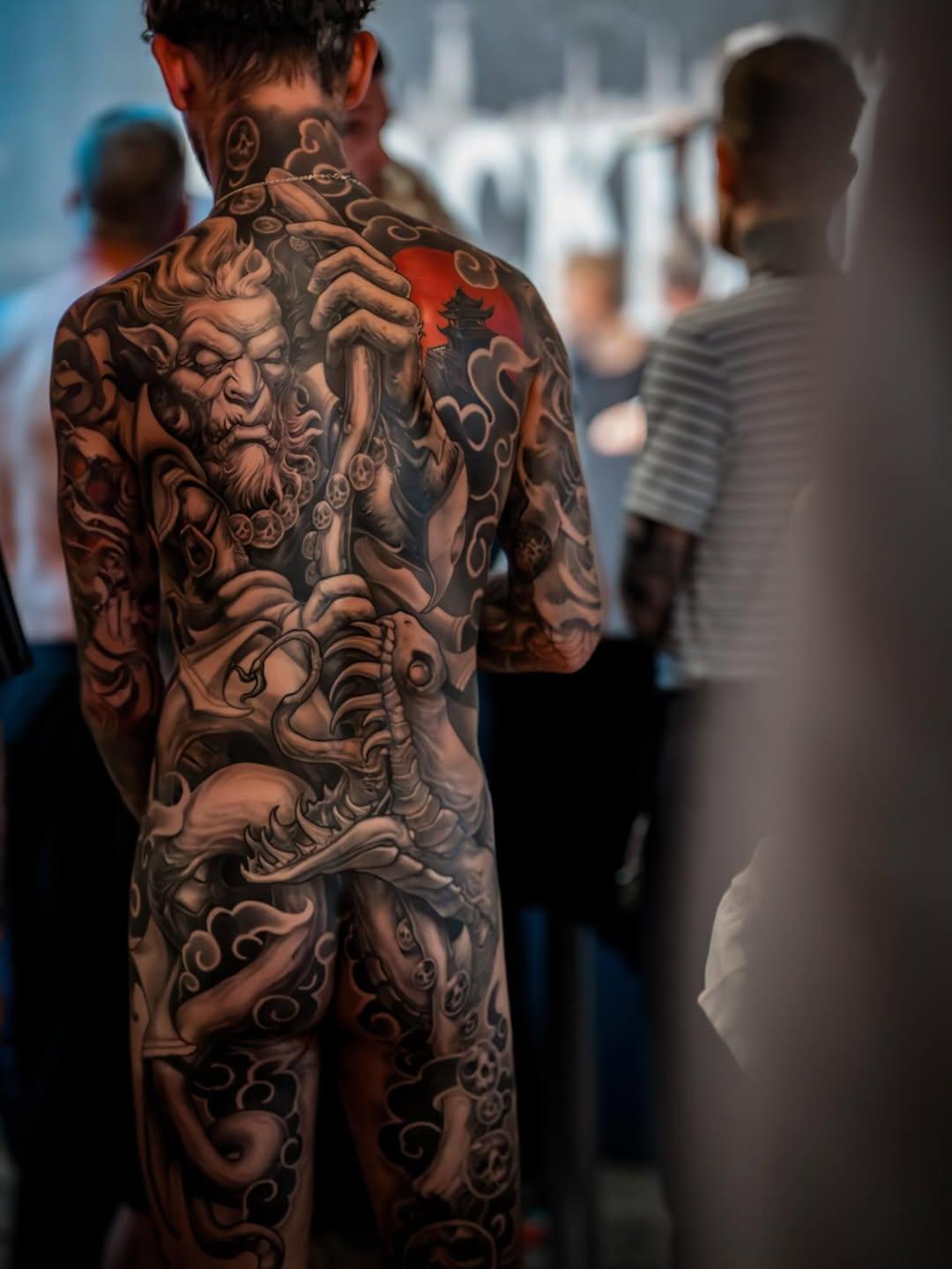 Tatouage Full back divinités asiatiques — boyetattoo