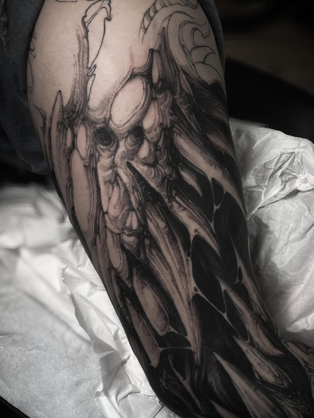 Grosse pièce darkwork en cours — keks__tattoo