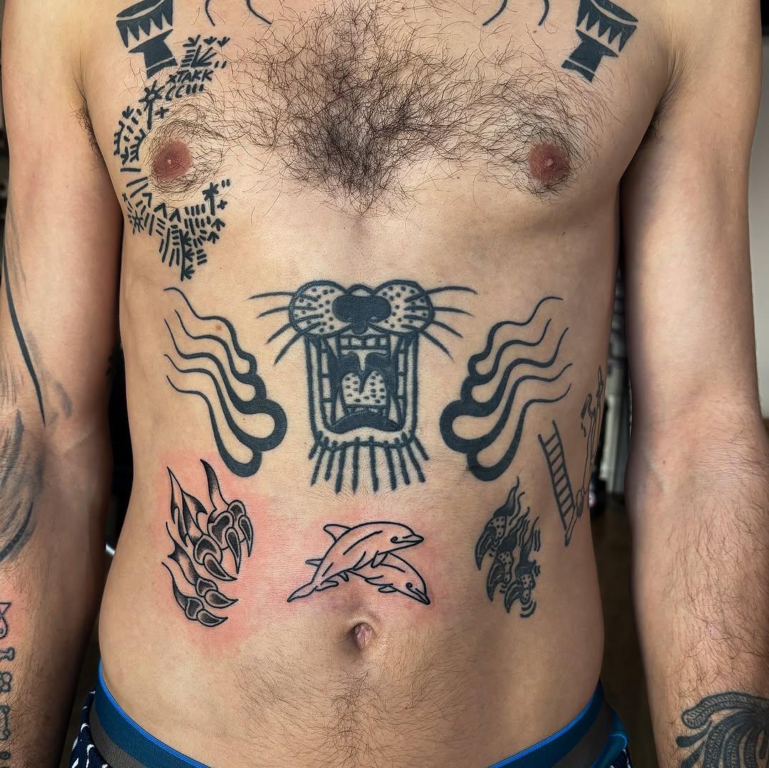 Tatouage plusieurs petits designs torse — salucafarte