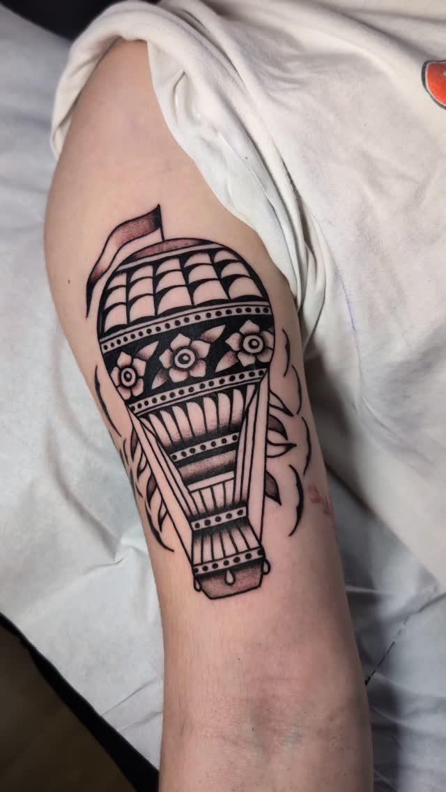 Tatouage Montgolfière bras — paul_northe_tattoo