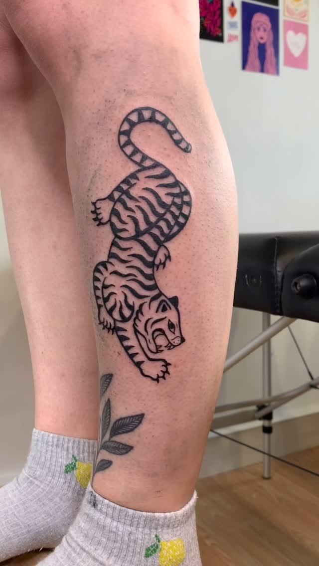Tigre bold line sur le mollet — camila.tatua