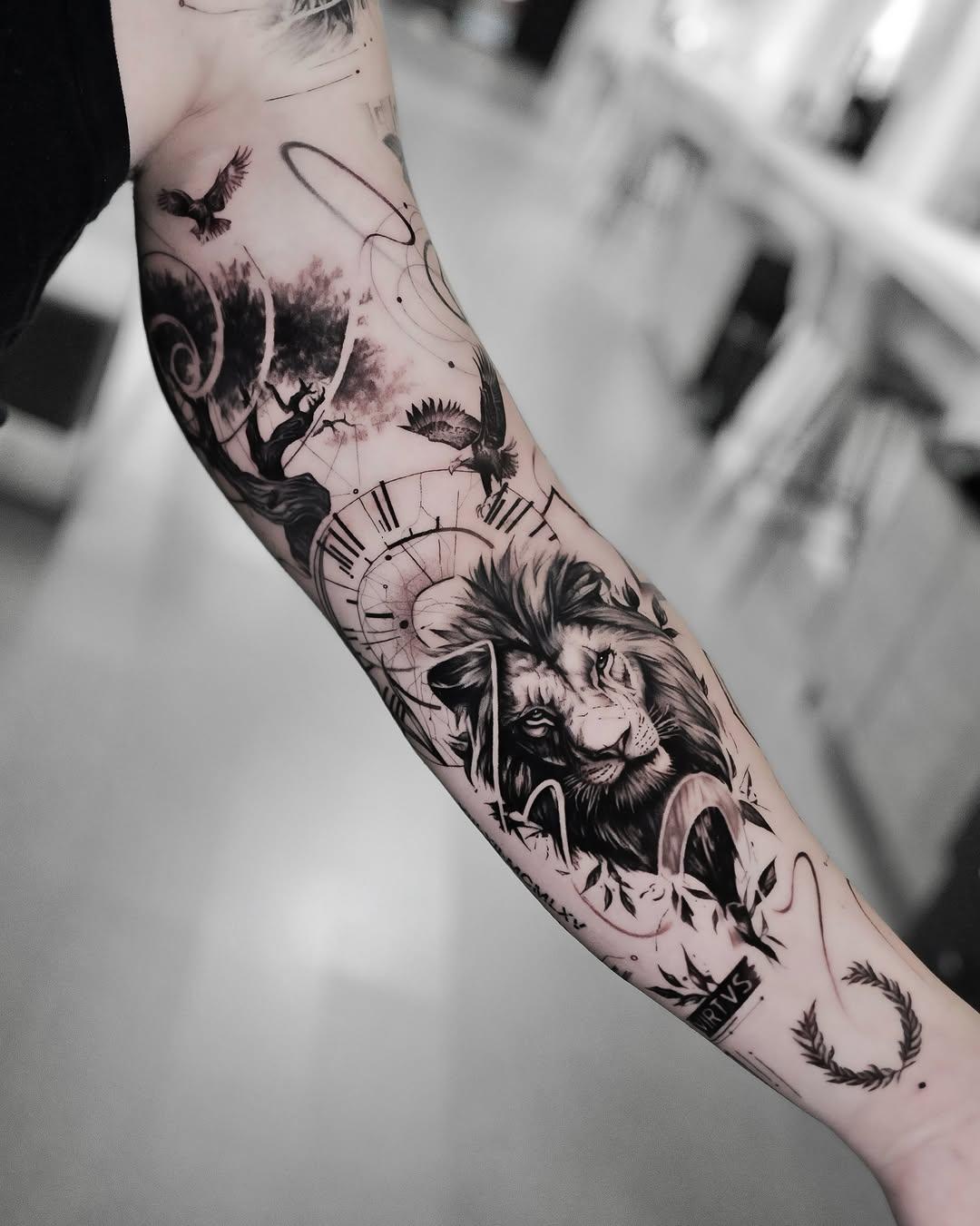 Tatouage lion horloge corbeau — tiago__dot