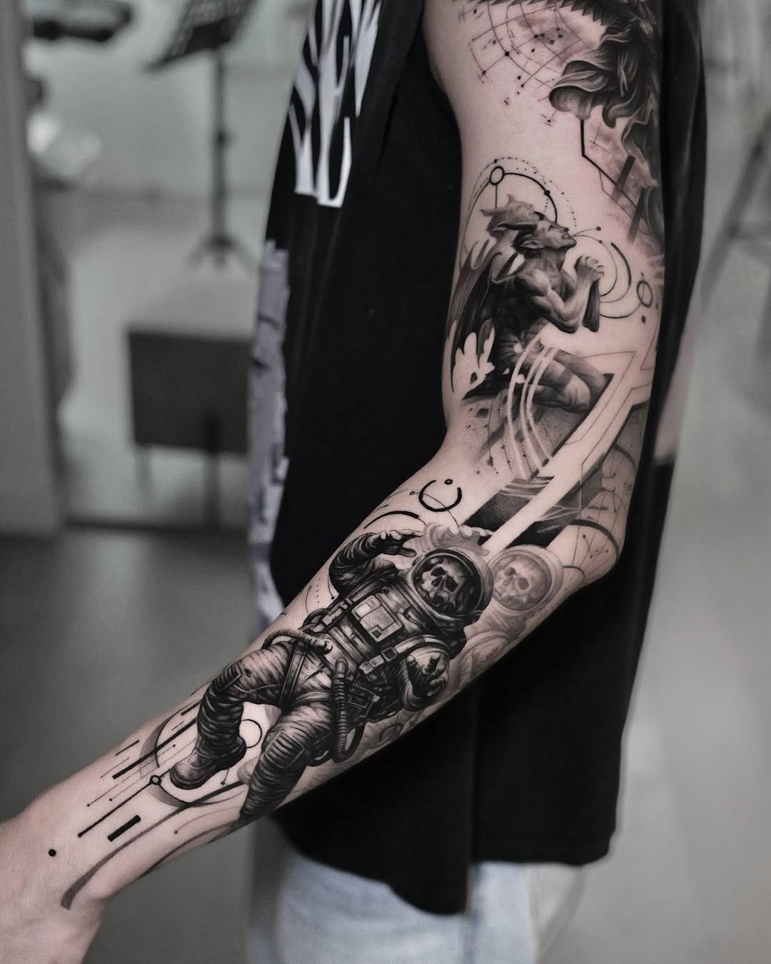 Tatouage astronaute et créature spatiale — tiago__dot