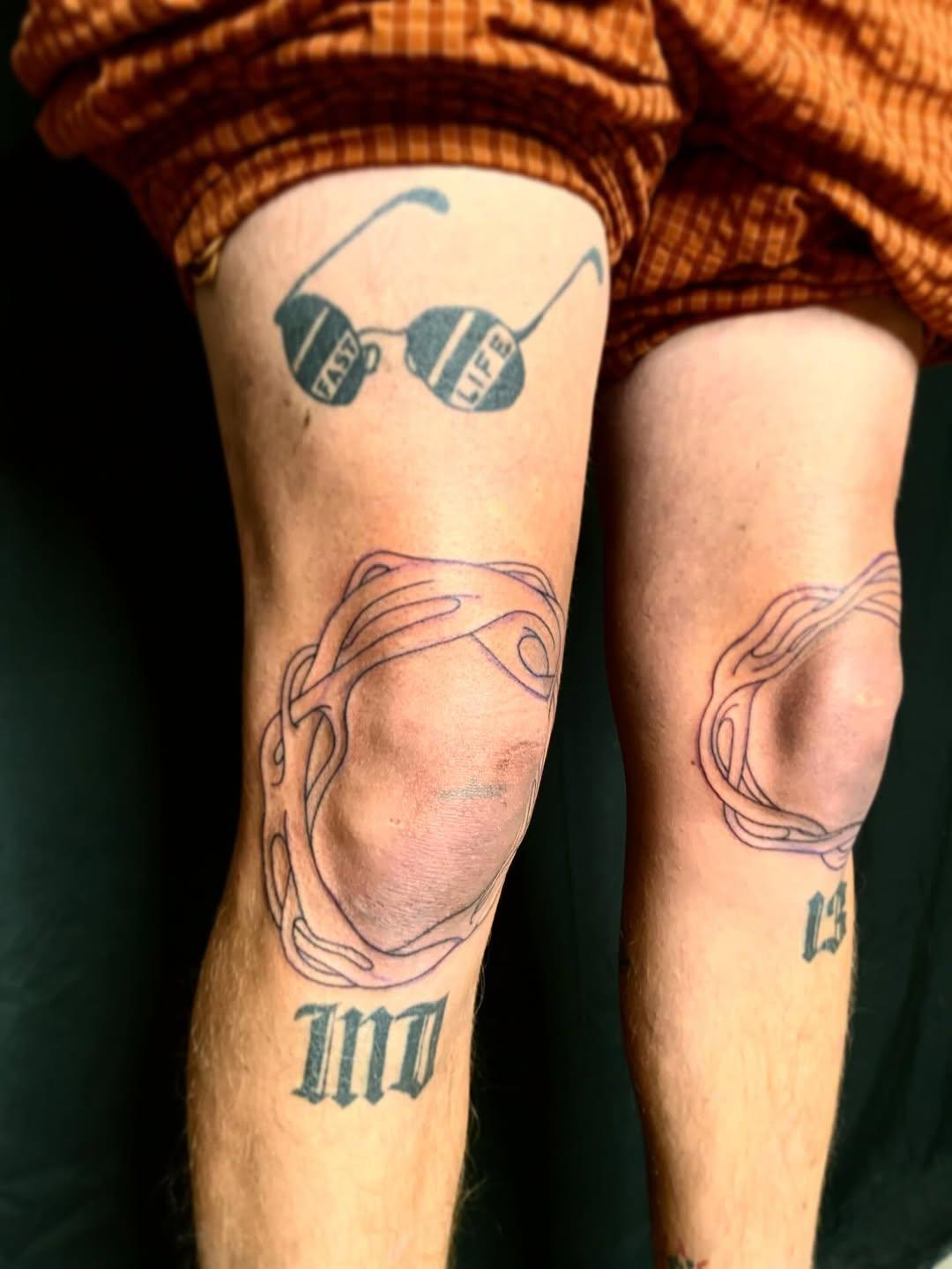 Tatouage lunettes de soleil avec texte et cœur — lobstertattoo