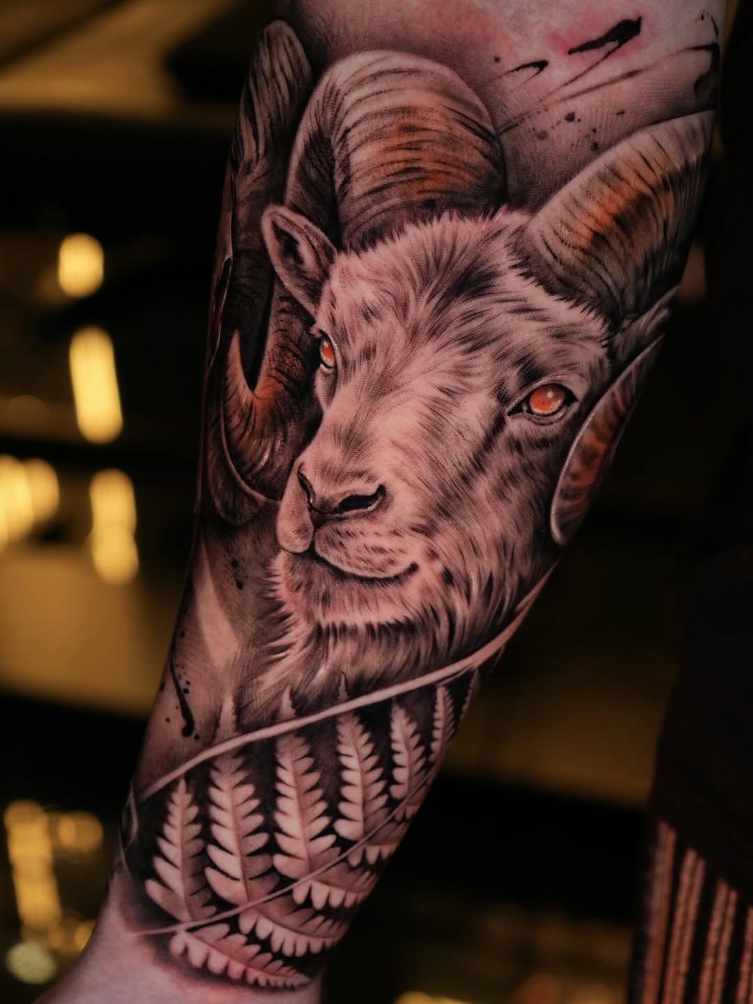 Tatouage Bouc avec fleurs avant-bras — fabienwarner