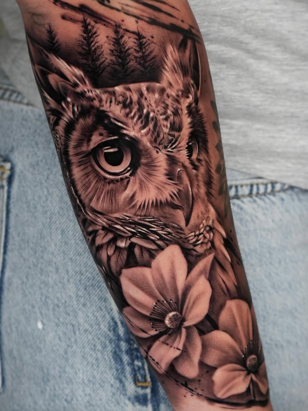 Tatouage Hibou foret avec fleurs — fabienwarner